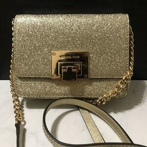 Brand new Michael Kors sparkly gold purse that’s perfect for the holidays!